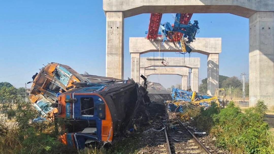 Jeřáb se v Thajsku zřítil na vlak. Tragédie má zhruba dvě desítky obětí